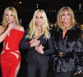 Στην απόλυτα σέξι γυναίκα επιμένει η Donatella Versace που παρουσίασε απόψε τη νέα κολεξιόν της στο Παρίσι!(Slideshow)