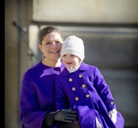 Το απόλυτο βασιλικό ασορτί: Συμφωνία σε μώβ για την Πριγκίπισσα της Σουηδίας Βικτώρια & τη μικροσκοπική κόρη της!