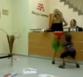 Βίντεο: Ένα κακομαθημένο παιδί κατεβάζει τη φούστα της μαμάς του γιατί δεν του κάνει τα χατίρια!