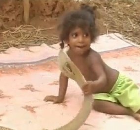 Απίστευτο βίντεο: Κοριτσάκι στην Ινδία παίζει με μια κόμπρα!