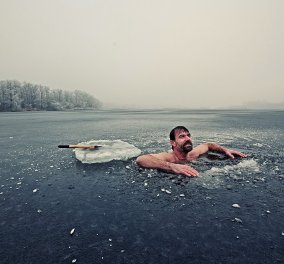 Η απίστευτη ιστορία του ''Iceman'' Βιμ Χοφ - Μένει έως και δύο ώρες στο παγωμένο νερό!