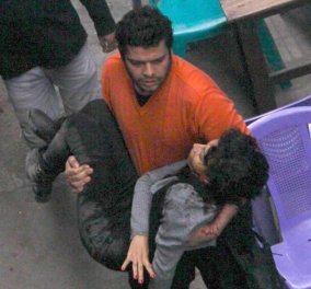 Καρέ - καρέ η τραγική στιγμή όπου διαδηλώτρια πέφτει νεκρή από πυρά αστυνομικού, στην αγκαλιά περαστικού στην πλατεία του Καΐρου! (Βίντεο)