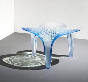 Και η Ζάχα Χαντίτ δημιούργησε συναρπαστικά έπιπλα από ''πάγο'' - Σαν γλυπτά, τραπεζάκια & καρέκλες με ice διαφάνεια