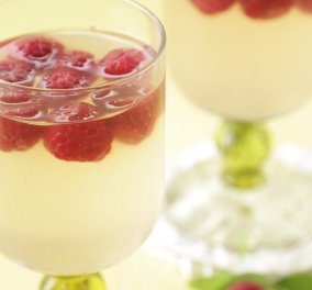 Ζελέ με λουίζα & raspberries του Άκη Πετρετζίκη - Εύκολο, ελαφρύ & καλοκαιρινό