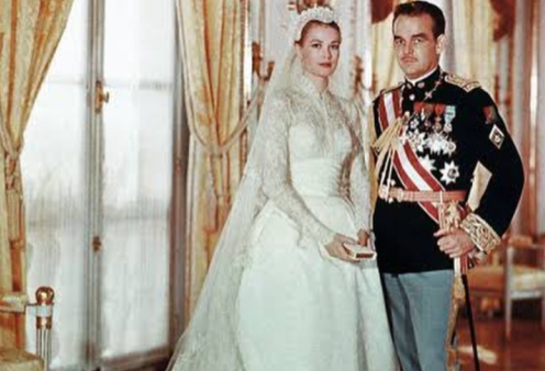 Ήταν Απρίλιος όταν η πιο σικ star του Hollywood, Grace Kelly παντρεύτηκε τον Πρίγκιπα του παραμυθιού, τον γοητευτικό Ρενιέ του Μονακό - Εκείνη την ημέρα γράφτηκε ιστορία στο νυφικό & την κομψότητα (φωτό)