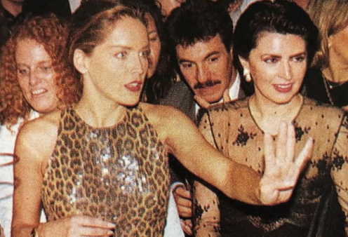 Όταν η Μιμή Ντενίση συνάντησε την Sharοn Stone το 1994 - Με κολλητό animal print το κορίτσι από το «Βασικό Ένστικτο», σοφιστικέ με a la garçon μαλλί η Μιμή Ντενίση 