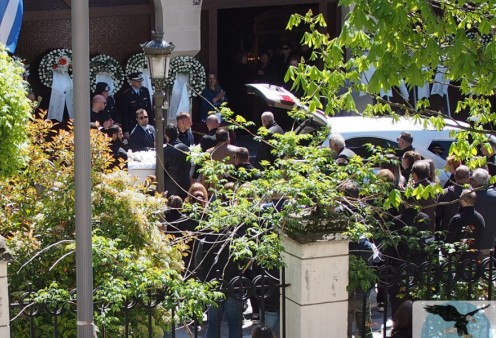 Θρήνος στην κηδεία του αδικοχαμένου αστυνομικού που καταπλακώθηκε από μπάζα στο Πασαλιμάνι – Λευκό φέρετρο & χειροκροτήματα (φωτό & βίντεο)