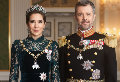 Βασιλιάς Φρέντερικ & Βασίλισσα Μαίρη: Το ζευγάρι της Δανίας «έβγαλε» επιτέλους τα επίσημα πορτραίτα του – Πολυτέλεια, τιάρες & παραδοσιακά ενδύματα (φωτό)