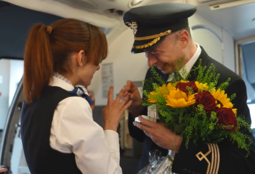 Δείτε το πιο τρυφερό βίντεο: Πολωνός πιλότος έκανε πρόταση γάμου on air, στην αεροσυνοδό σύντροφό του – Εννοείται είπε το «ναι»