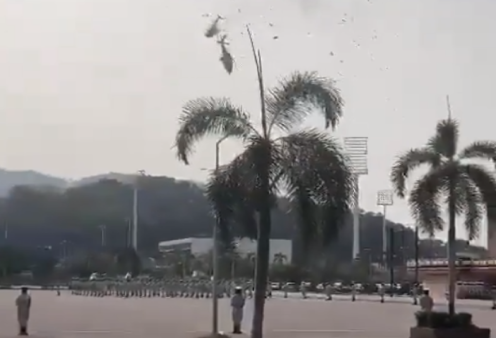 Σοκαριστικό βίντεο: 10 νεκροί από σύγκρουση ελικοπτέρων στον αέρα - Έκαναν πρόβες για στρατιωτική παρέλαση στη Μαλαισία