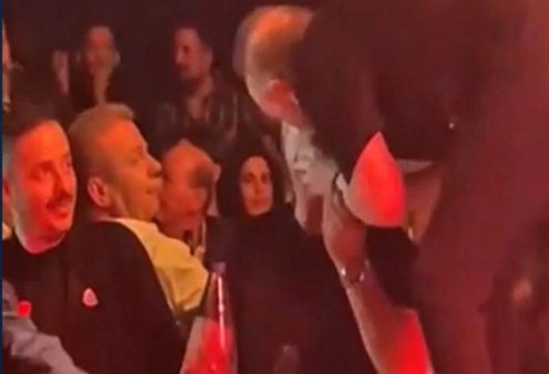 Δείτε σε βίντεο το viral φιλί του Σταμάτη Γονίδη στον Ζαφείρη Μελά!