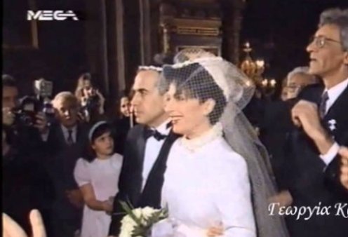 Vintage video: Η Χάρις Αλεξίου παντρεύτηκε τον μάνατζερ της, Σωτήρη Μπασιάκο - Ολόλευκο νυφικό & βέλο στα μαλλιά