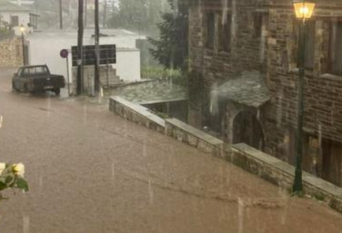 Δείτε βίντεο από τις πλημμύρες σε Καρδίτσα, Βόλο, Πήλιο: Απεγκλώβισαν ζευγάρι στον Λιμνιώνα - Χιόνι σε Παρνασσό, Περτούλι, Μέτσοβο
