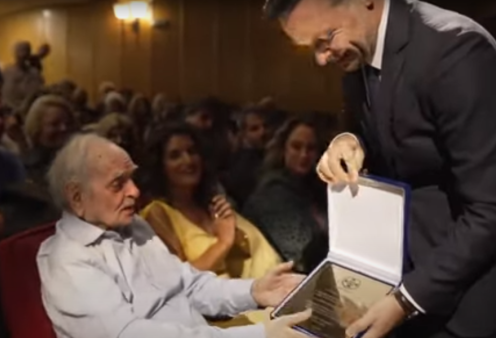 Κατασυγκινημένος ο δάσκαλος Λευτέρης Παπαδόπουλος σε μία ανεπανάληπτη βραδιά στο κατάμεστο «Ολύμπια»: Τα μοναδικά τραγούδια του «πατριάρχη» των Ελλήνων στιχουργών (βίντεο)