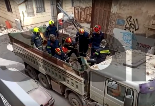 Βίντεο-ντοκουμέντο: Η στιγμή που εντοπίζουν οι Πυροσβέστες τον 31χρονο αστυνομικό στην καρότσα του φορτηγού - Καταπλακώθηκε από μπάζα