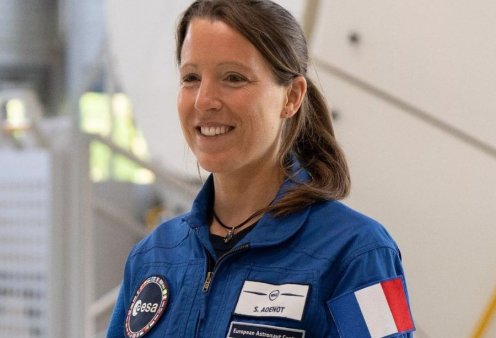 Topwoman η Sophie Adenot, Γαλλίδα αστροναύτης! Δηλώνει ακόμη μηχανικός, πιλότος, αλεξιπτωτίστρια & δασκάλα yoga! (φωτό-βίντεο)