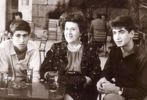 Ανέκδοτη φωτογραφία της Κατίνας Παξινού με τους δύο εγγονούς της: Τον Φαίδωνα & τον Άγγελο Αντωνόπουλο