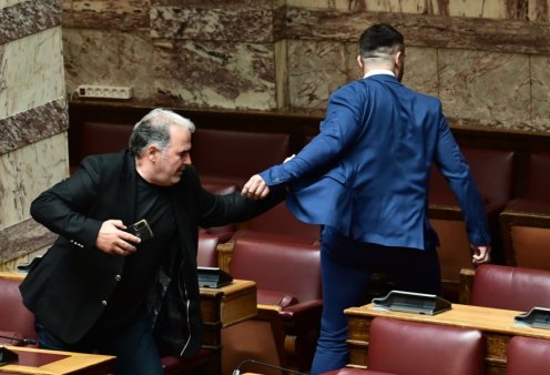"Έπεσαν" μπουνιές στη Βουλή! Ο πρώην βουλευτής των Σπαρτιατών Κων/νος Φλώρος γρονθοκόπησε τον Βασίλη Γραμμένο της Ελληνικής Λύσης