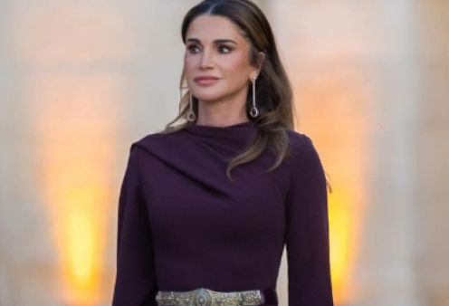 Βασίλισσα Ράνια της Ιορδανίας: Το δαμασκηνί cape dress & οι sexy Manolo Blahnik γόβες – Γιόρτασε την εθνική επέτειο της χώρας της (φωτό)