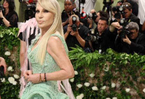 Donatella Versace για το Met Gala: Υπέρλαμπρη με πράσινη maxi τουαλέτα η σχεδιάστρια μόδας – Πλάι της στο κορυφαίο event, oi Jude Law & Andrew Scott (φωτό & βίντεο)