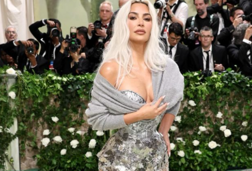 Κim Kardashian – Met Gala: Η εξήγηση του αμφιλεγόμενου look – Ο θεόστενος κορσές του John Galliano & το γκρι «άσχετο» ζακετάκι (φωτό & βίντεο) 