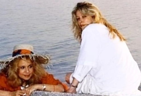 Vintage στιγμιότυπο: Η Αλίκη Βουγιουκλάκη με την Νόρα Βαλσάμη στο αγαπημένο της λιμανάκι στον Θεολόγο – Πάσχα το 1992