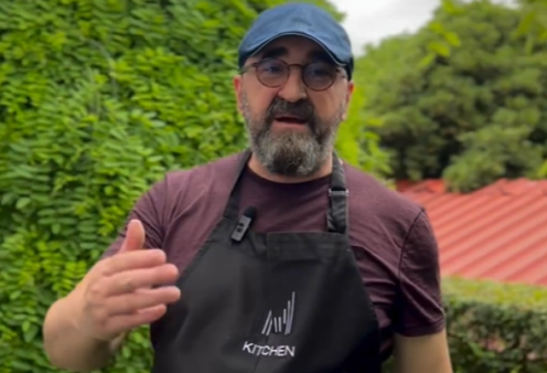 Δείτε το βίντεο για την ωραιότερη σκορδομακαρονάδα με λεμόνι: Step by step από τον αγαπημένο μας chef, Σωτήρη Ευαγγέλου