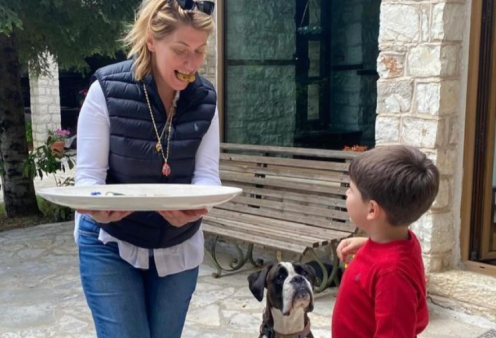 Πάσχα για τις παρουσιάστριες των ειδήσεων: Η Σία Κοσιώνη με τον γιο της στο Καρπενήσι - Ζεστή αγκαλιά για την Μάρα Ζαχαρέα & τον σύζυγο της (φωτό)