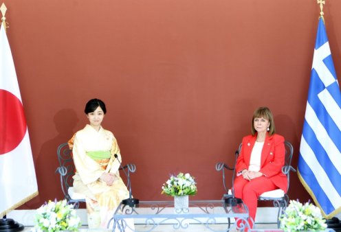 Πριγκίπισσα Κάκο: Η συνάντηση με την Κατερίνα Σακελλαροπούλου – Το υπέροχο παραδοσιακό κιμόνο της Royal & το κατακόκκινο κουστούμι της Προέδρου της Δημοκρατίας (φωτό) 