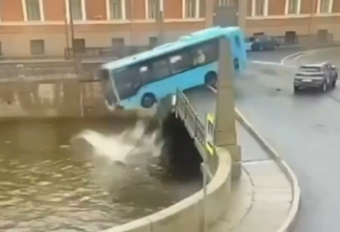 Δείτε το σοκαριστικό βίντεο: Λεωφορείο στην Αγία Πετρούπολη χάνει τον έλεγχο & πέφτει στο ποτάμι – 4 νεκροί & 6 τραυματίες 