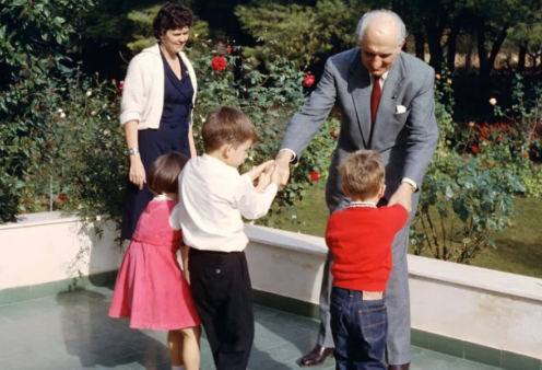 Νίκος Παπανδρέου: Τον παππού του Γεώργιο, τον Γέρο της Δημοκρατίας θυμήθηκε με μια παιδική φωτό, ανήμερα της γιορτής του Αγίου Γεωργίου 