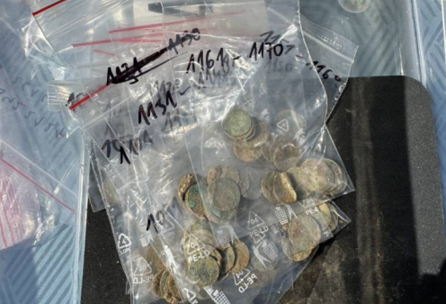 Τσεχία: Γυναίκα ανακάλυψε θησαυρό με 2.150 αρχαία νομίσματα – Κάποιος τα έθαψε 900 χρόνια πριν για να σώσει την περιουσία του (φωτό)