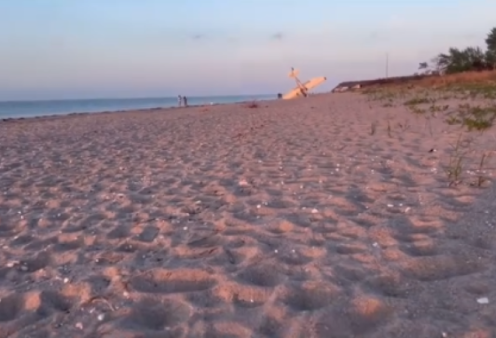 Πάμε παραλία; Δείτε το βίντεο με το αεροσκάφος να κάνει αναγκαστική προσγείωση σε στην άμμο
