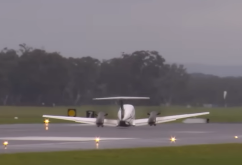 Δείτε βίντεο: Αεροπλάνο προσγειώνεται χωρίς τροχούς με την «κοιλιά»: Έκαναν κύκλους για 4 ώρες - Σώοι και οι 3 επιβαίνοντες 