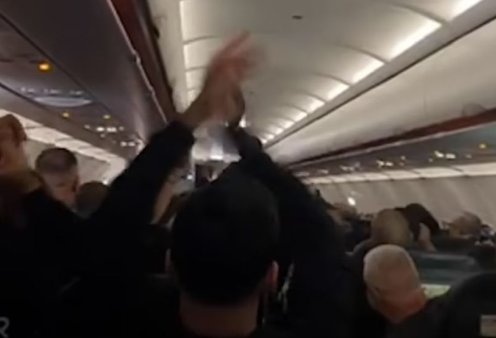 Δείτε σε βίντεο: Επιβάτες αεροπλάνου χειροκροτούν μετά την απομάκρυνση ενός "ατίθασου" ζευγαριού - "Ήταν προσβλητικοί & απειλητικοί"