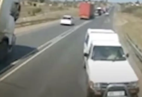 Σοκαριστικό το βίντεο: Οδηγός φορτηγού κάνει προσπέραση και σκοτώνει 18 μαθητές – Νεκροί ο δάσκαλος και ο 19χρονος οδηγός