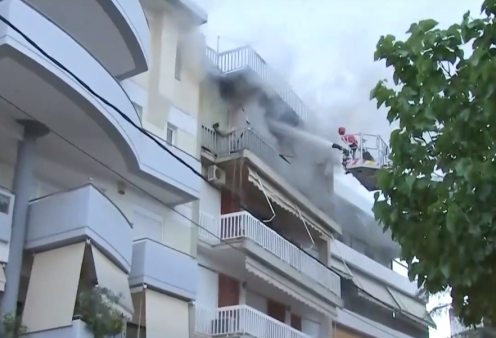Απανθρακωμένη βρέθηκε γυναίκα στην Αγία Παρασκευή - Πως ξεκίνησε η φωτιά στο διαμέρισμα του 4ου ορόφου (βίντεο)