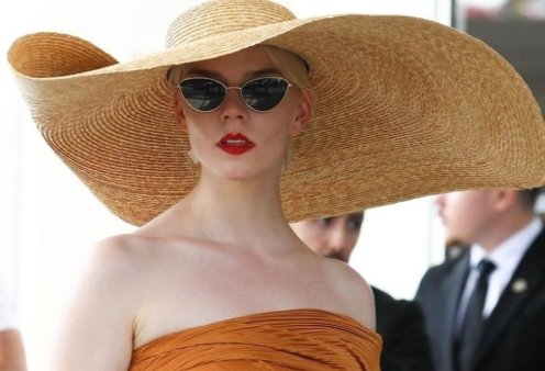Anya Taylor-Joy: "Femme Fatale" άφιξη στη Γαλλία ενόψει του Φεστιβάλ των Καννών - Πόσο κόστισε το τεράστιο καπέλο της; (φωτό)