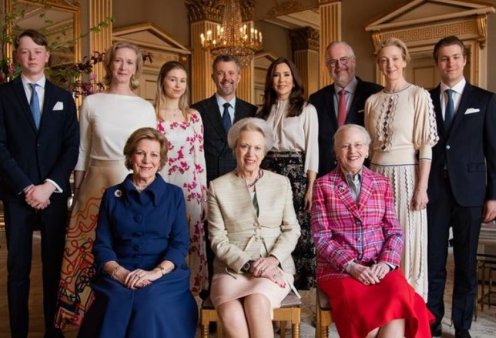 Οι αδερφές ξανά μαζί: Η «δική» μας Άννα-Μαρία, η βασίλισσα Μαργκρέτε & η Βενεδίκτη της Δανίας - Bleu nuit & πολύχρωμα deux pieces από τις αγαπημένες royals! (φωτό)