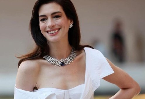 Anne Hathaway: Σούπερ σικ με κοσμήματα Bulgari - Ολόλευκο φόρεμα με καλοκαιρινά vibes (φωτό-βίντεο)