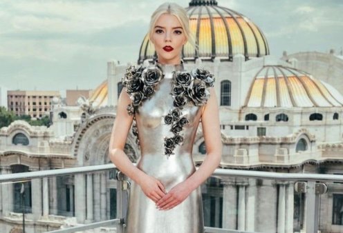 Anya Taylor-Joy: Με φόρεμα-πανοπλία κατασκευασμένο εξ ολοκλήρου από μέταλλο πόζαρε στο Μεξικό - Προωθεί τη νέα της ταινία (φωτό-βίτνεο)