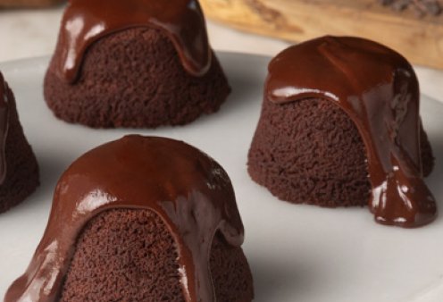 Άκης Πετρετζίκης: Τα πιο λαχταριστά, σοκολατένια ατομικά κέικ με σάλτσα σοκολάτας - Εύκολα & γρήγορα ! 
