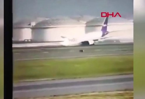 Δείτε σε βίντεο αεροπλάνο να ακουμπάει τον διάδρομο προσγείωσης χωρίς τους τροχούς - Έπαθε βλάβη το σύστημα