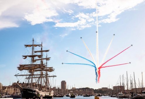 Δείτε φωτό & βίντεο από το φαντασμαγορικό υπερθέαμα της εισόδου του ιστιοφόρου Belem στο λιμάνι της Μασσαλίας - H Ολυμπιακή φλόγα έφτασε στην Γαλλία - Πυροτεχνήματα, drones 