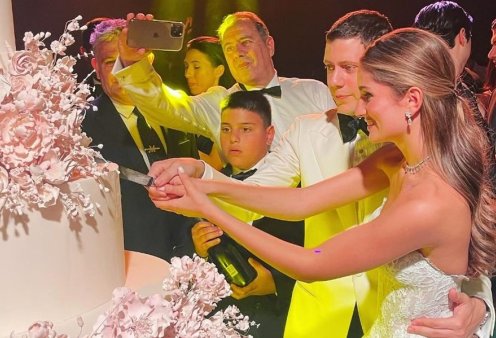 Φωτό & βίντεο από το γάμο της χρονιάς του Αντώνη Ξυλά με την Ιφιγένεια - Το πάρτι με τα 1.200 άτομα στο κτήριο του Γαβαλά - Τραγούδησε ο Σάκης Ρουβάς