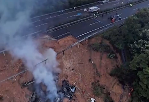 Δείτε βίντεο και φωτό από κατάρρευση αυτοκινητόδρομου στη Κίνα: 36 νεκροί, 30 τραυματίες - Άμορφη μάζα τα οχήματα που βρέθηκαν στον γκρεμό (βίντεο)