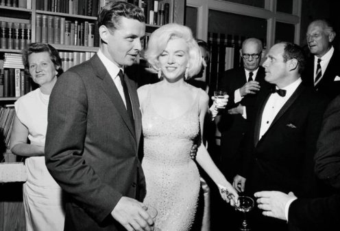 Vintage Story: Όταν η Μέριλιν Μονρόε φόρεσε το διάσημο φουστάνι για τα γενέθλια του Τζον Κένεντι - Με χιλιάδες στρας πωλήθηκε έναντι εκατομμυρίων δολαρίων (βίντεο)