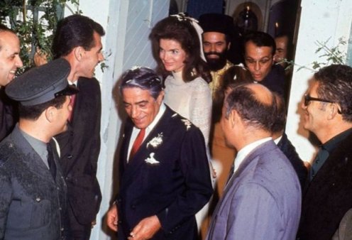 Vintage pic: Όταν ο Αριστοτέλης Ωνάσης παντρεύτηκε την Τζάκι Κένεντι στον Σκορπιό - Το εμβληματικό νυφικό Valentino που άφησε εποχή