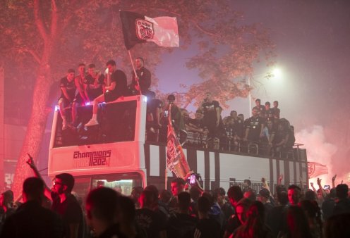 Δείτε φωτό και βίντεο από το ολονύκτιο πάρτι στη Θεσσαλονίκη: 4ο πρωτάθλημα για τον ΠΑΟΚ - Οι πανηγυρισμοί σε Τούμπα και Λευκό Πύργο