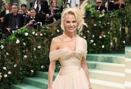 Pamela Anderson: Σούπερ σικ με Oscar de la Renta τουαλέτα & κοσμήματα Pandora - Πόζαρε στα σκαλιά του Met Gala (φωτό)